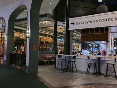 カジノエリアを抜けると「Eataly」というイタリア料理メインのフードコートみたいなのがあって、そこから出るとストリップ大通り。
https://maps.app.goo.gl/s6ftWMX25FsPo3yq7
https://www.eataly.com/us_en/stores/las-vegas/