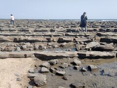 鬼の居ぬ間の「鬼の洗濯岩」です。
満潮時にはほぼ海面下に入ってしまうので、事前に時間確認することをお勧めします。
実際、30分後の参拝後は、ほぼ海でした・・・。