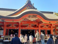 青島神社は周囲1.5kmの青島全島が境内地で、海岸沿いを周回できるようです。

塗り替えたばかりの朱色の本殿が素晴らしいですが「青島神社」です。
こちらにはジャイアンツ選手の「優勝祈願」絵馬があり、記念写真を撮る方もちらほら。
