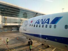 ９時間の空の旅が終わりました。
いよいよインドに足を踏み入れます。
