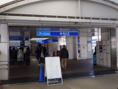 ゆりかもめ　市場前駅改札口
この駅は、始発駅の新橋駅より１4番目、終点の豊洲駅からは3番目に位置し、運賃が高いので、新橋駅からのアクセスは、景色を楽しむ以外では、あまりお勧めしません。臨海高速鉄道・国際展示場駅からの乗換、または地下鉄メトロ有楽町線・豊洲駅からのアクセスがお財布に優しいです。