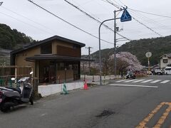 「わんぱく王国」の桜を愛でた後、再び山中渓の駅前に戻ってきました。
今度は旧街道を大阪方面に戻ることにします。