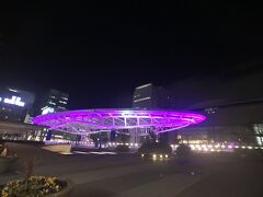 食後、ホテルに帰る祖父母と別れて、テレビ塔近くの商業施設オアシス２１にやってきました。
空中散歩ができるそうで、名古屋旅行を決めた時から行きたいと思っていたのですが、午後８時までしか営業していないとの情報を聞き、慌ててやってきました。
