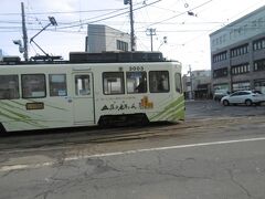 市内の交通はバスもありますが、市電も便利です。
「１日乗車券」を買って、何度も利用しました。
ホテルや市電の中でも買えます。６００円。
（1回の乗車賃が２１０円なので、3回乗れば
元が取れる、とガイドさんに紹介されました。）