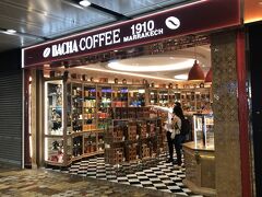 バッチコーヒー。
高級コーヒー屋さんでした。

そもそもシンガポールドルがいくらか調べていないので、いくらなのか見当もついてない。
朝ごはんも、ここのコーヒーも他のお土産も、空港内ではクレジットカードで支払い可能でした。
なので、現金は降ろさなくて大丈夫です。