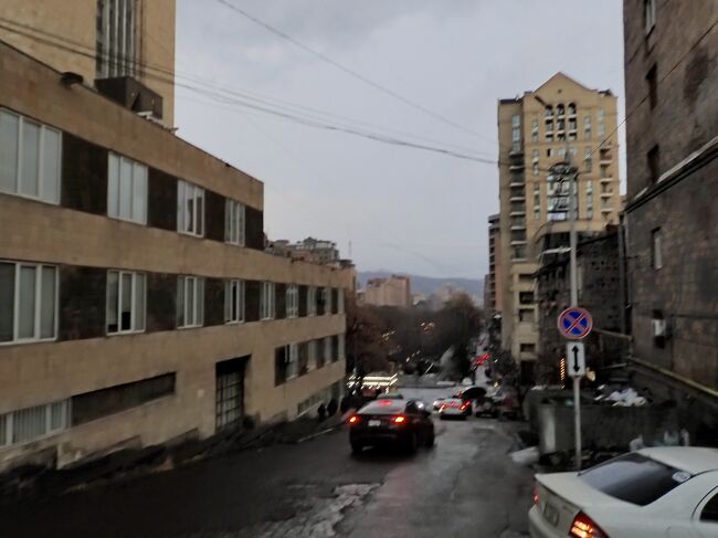 外に食料の買い出しに行きます。<br />