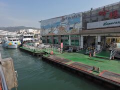 高雄市の海岸線に寄り沿って、旗津という細長い島（元々は半島）が南北に伸びています。恐らく砂州だと思うのですが、この島自体が市街地であり、高雄を天然の良港足らしめているようです。
本土からフェリーで簡単に渡れるようなので、乗り場でiPassをかざして乗り込みます。