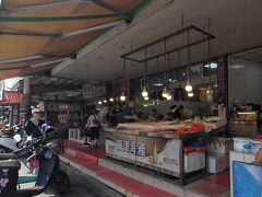 山から旗津の市街地に降りてきました。
海産物をその場で料理して食べさせてくれるお店が多く並んでいます。