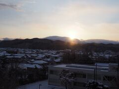 朝６時半、遠野盆地に日が昇ります。雲か山か見分けがつきませんが、この方向は遠野三山の六角牛山（1293m）です。