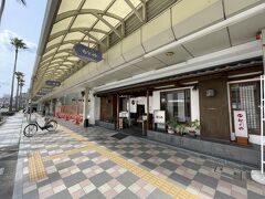 ワシントンヤシ通りの商店街

駅前通りには背の高い椰子が植えてあります