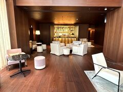 東京・銀座『The Tokyo EDITION, Ginza』1F【LOBBY BAR】

ホテル『東京エディション銀座』の1階の【ロビーバー】の写真。

お言葉に甘えて中に入りましたw

＜営業時間＞
8:00～22:00