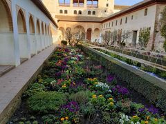 「ヘネラリーフェ庭園」も４月頃は花が満開でキレイだそうです。
夏を涼しく過ごすための工夫