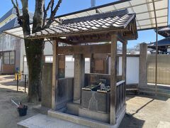 長命寺の長命水。
徳川三代将軍の家光が鷹狩りの折りに腹痛を起こし、住職の差し出した井戸水で薬を飲み快癒したそうです。
現在は井戸水ではなく水道水になっているとか。