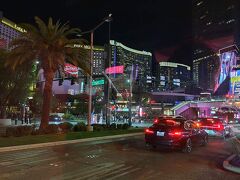 19時半ごろラスベガスへ到着しました～お疲れさま～
前泊した「Park MGM」が見える。グランドサークルツアーで見て来た景色(世界)とのあまりの違いに、前日の早朝までここにいたとは思えなかったわ～1週間くらい経ったかのような感覚でした。それくらい別世界。。アメリカはデカい。