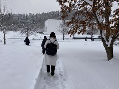 バスで県立美術館へ

小さなバスは大人の休日倶楽部利用者で満員
かろうじて乗り込めた