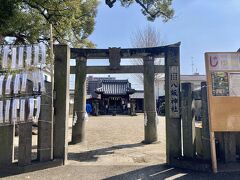 佐賀市歴史民俗館の前に鎮座する八坂神社さんです
