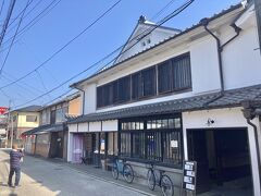 こちらは旧久冨家の住宅で、１階はカフェとなっていて、２階はいろいろなテナントさんが入っています。
