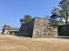 佐賀城の天守閣の跡です。

佐賀城は、元は龍造寺氏の居城があった場所に、龍造寺氏の家臣であった、鍋島直茂公・勝茂公父子が拡張・整備した城で、1611年に完成しました。
