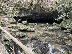 空港から5分程にあるウンブキ(浅間湾屋洞穴)