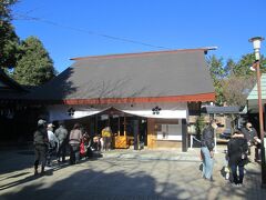 北野神社（新井天神）拝殿　創建は不詳、1573～1592年ごろ新井薬師開基の沙門行春が建立したともいわれる。主祭神は菅原道真です。別名新井天神という。鳥居を潜ると、見かけない屋根を持つ手水舎、撫で牛、石造五重塔、境内社津島神社・宝樹稲荷社・大鳥神社、正面に建て替えられた拝殿、その他、神楽殿、枝垂桜、保存樹木ケヤキ等があります