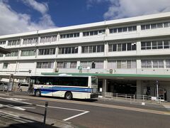 まずは国府津駅へ向かいます。
この日は天気が良かったので、空も海もキラキラでキレイでした。

乗り換え時間が少しあったので、改札から出てみます。
駅前には駅弁屋さんがありました。
駅、大きくて立派です。