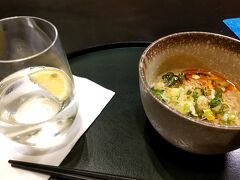 空腹で食べなくても良いものまで食べちゃったんで運動して少しでも減らしたい。
というわけで、行く気はなかったキャセイラウンジまで散歩に行きました。

そして口直しで担々麺。

・・・・・あれ。
先月「衝撃の旨さ！」と絶賛した覚えのある担々麺。
なんかフツーだわ。

