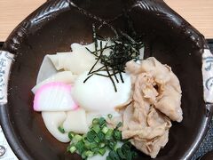 こちら！
鬼釜　￥1200（税別）
たぬたぬかわいい…

ひもかわうどんはもっちりとして食べ応え大。
まずはたれをかけずに、麺をそのままで。
次はたれをかけて。
その次は薬味を投入。
お肉に味付けがされており、私はこれにワサビのっけて食べるのがたまらんと思いました。