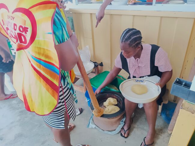 ランチは彼女たちがタロイモを杵で突いたフフでした。