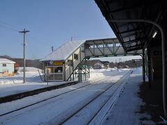 　朝のニセコ駅、誰もいません。