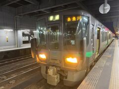 　金沢駅で今回の最終ランナー糸魚川行きに乗り換えます。
　金沢駅から糸魚川駅まで第3セクター路線3線、138.4キロメートルを走り抜ける長距離列車です。(笑)

　金沢駅17:40　→　高岡駅18:18（461M）　