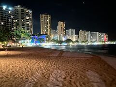 ワイキキビーチからの
ホテル群の夜景

お二人共、綺麗綺麗と喜んでおられます～
私も最後の夜に散歩が出来て
とても嬉しいです ^ ^

