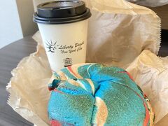 ここから2日目。
2日目の朝はLiberty Bagelで。
このお店の名物のカラフルなヤツをチョイス。