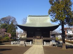 釈迦堂（昭和２５年に国の重文）都区内最古の木造建築で室町時代の建立。入母屋造りの屋根と唐様建築の手法に和様を取り入れた様式です。