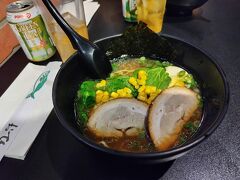 しょう油ラーメン
バジルの葉？が使われていましたよ～ｗ
味は。。「これで2,500円かぁ～。。」と思わずにはいられませんでしたが、久しぶりにしょう油味を食べられたので良かったとします。一応ラーメンの体は成してたし、海外で食べるラーメンとしては悪くない。むかし某国駐在時にはいろいろと面白い日本食に出会いました(;'∀')