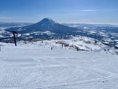 こちらに出ると羊蹄山(1898m)が底部から見えます

富士山と同じく美しい !!