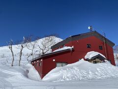 下まで滑ると

ヒラフ上部にある1000m小屋があります