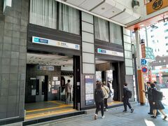 東京メトロ銀座線浅草駅の1番出口から出てきました。
電車は観光客で混んでました。