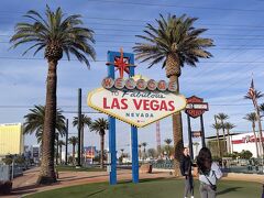 「Welcome to Fabulous Las Vegas」サインへ
行かなくてもいいかと思ってたんだけどお天気もいいしね。
少し順番を待って写真を撮りました。ボランティア？で写真を撮ってくれる若い女の子がいて、ポーズの提案などしてくれて綺麗な写真を撮ってくれました。（チップはお渡ししました）
https://maps.app.goo.gl/Qv5D97b5powH5UNN8