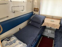 二人部屋にしました
横になれるのがいいですね　

個室はすぐに予約が埋まってしまうので、発売日に買う位がいいです
仕事中だったので正確な時間は分からないのですが、日本時間の午後1時～4時の間に発売されてました
ウズベキスタン鉄道の公式サイトから購入で、なぜかイギリスポンド決済　22.35ポンド　4,200円位でした



ライトが付かない　お隣のファミリーに聞いてみても、無理だったので、車掌さんに聞いてみます　英語は通じないですが、ライトのスイッチを指したら分かってくれたようです
暗くなったら、勝手につく　（翻訳アプリで回答）
カーテンを開けられて、終了
さすがウズベキスタンだ　これでこそ、ウズベキスタンだ　ここでライトがついては面白くないよね