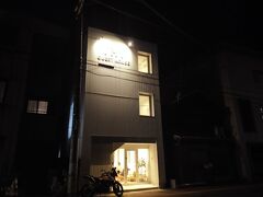 伊勢市駅から徒歩7分くらいで、THY GUEST HOUSE着。
ゲストハウスって人生初かも。
前々日に予約して3,900円でした。