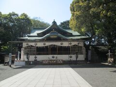 大宮八幡宮拝殿　創建は1063年、御祭神は応神天皇、神功皇后、仲哀天皇です。第一鳥居を潜ると社叢があります。第二鳥居を潜ると多摩清水社があります。神門を潜ると男銀杏と女銀杏があります。正面に拝殿、その奥に本殿があります。その他、神楽殿、境内社大宮天満宮、榛名・御岳神社、若宮八幡神社、白幡宮、大宮稲荷神社、三宝荒神社、源義家お手植えの松、菩提樹、共生の木があります。境外には源義家鞍掛の松があります