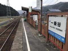 一乗谷駅。
一面一線のホームと待合室があるポツンとある素朴な駅。

