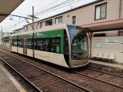 阪堺電車で2駅　高須神社駅から神明町駅へ移動
レトロな路面電車をイメージしてましたがピカピカの新型路面電車がやってきました
　車内は歴史ある堺の町をイメージした落ち着いた内装でした