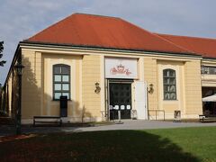 宮殿の敷地内にある「馬車博物館(ワーゲンブルク)」には、オーストリア皇帝の絢爛豪華な馬車や馬具が展示されています。

入館料は12ユーロ(≒1560円)でした。シ〇アチケットは9ユーロです。