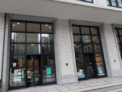JPタワーの1階にある東京中央郵便局。ゆうちょ銀行の本店となっている郵便局で、規模も大きく窓口、販売コーナーが充実しています