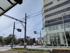 伝匠館前の花田口駅、右の建物はタマノイ酢本社、左の木々はザビエル公園
　阪堺電車で2駅先の宿院駅ヘ
