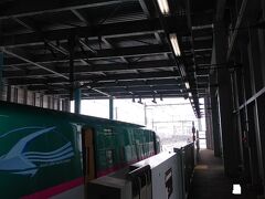 青函トンネルと抜けた後もそれほど速度を上げることなく木古内駅に到着。北海道に入って最初に停車する新幹線駅である。ただし、通過する列車も多い。大宮６時５７分発で木古内到着が１０時４１分。
１０数人程度の下車が見られた。