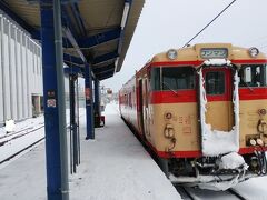 木古内からは道南いさりび鉄道に乗り換え。新幹線との乗り換え時間は３５分。これは乗り換え時間としては良いほうで、他の新幹線に乗車すると乗り換えの考慮がされていないのか、１時間以上の開きがあることもザラ。
ＪＲ時代の車両で運行されており、今となってはこのタイプの車両もかなり見られなくなってきた。