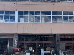 諏訪に到着。以前から訪れてみたかったRebuilding Center Japan、通称リビセンです。古材、古道具のお店です。駐車場は道の向かいに10台ありますが、混んでいると大きな車はちょっと停めにくそう。