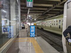仙台駅で在来線に乗り換え。
ちょっとわかりにくいですが、、ホームがL字型になっていてひとつのホームに線路が２本乗り入れています。「制限３５」の左に別の線路。
危うく乗り間違えるところでした（汗）